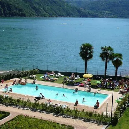 Sleeps 6 Pool Air Con